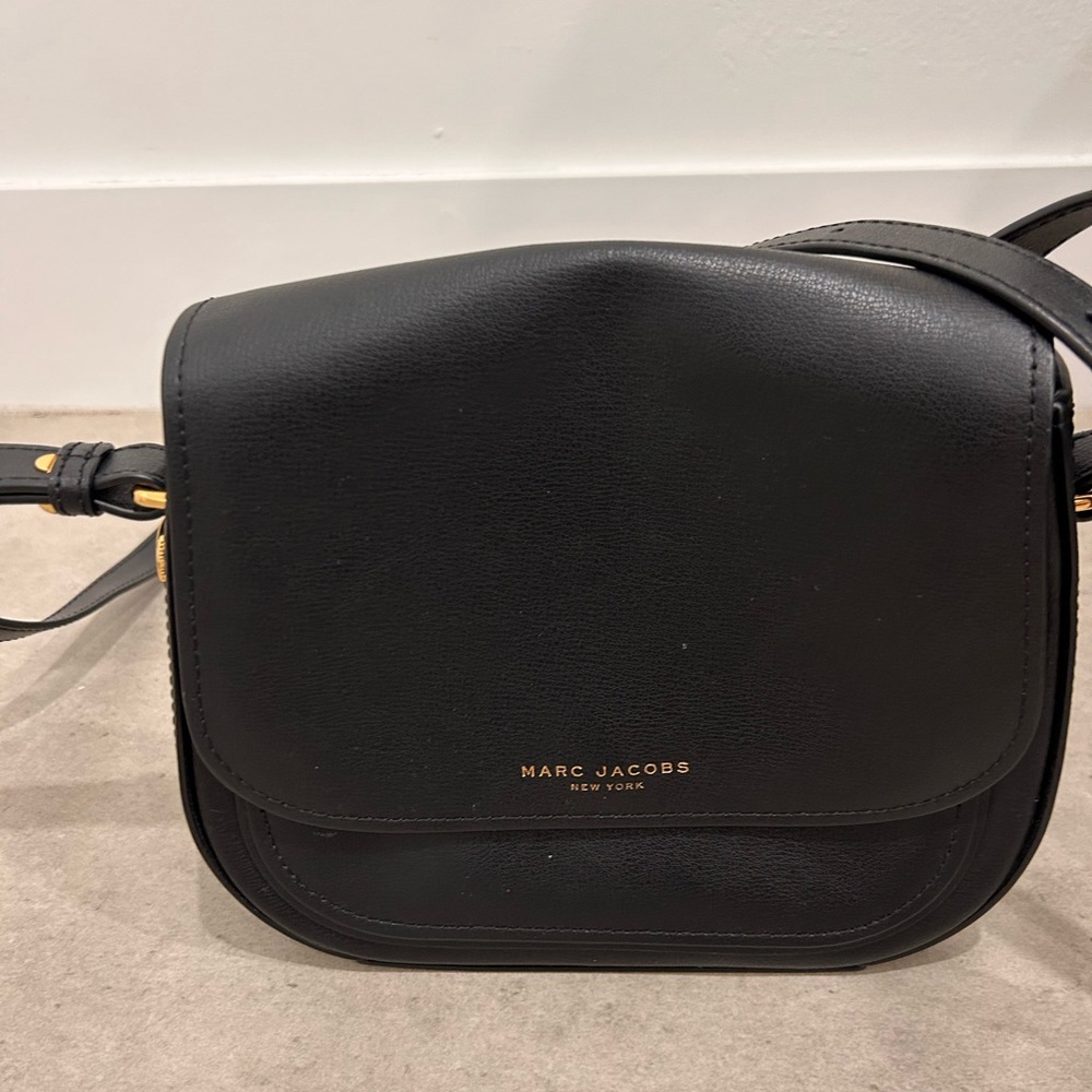 Marc Jacobs black cross shoulder bag.